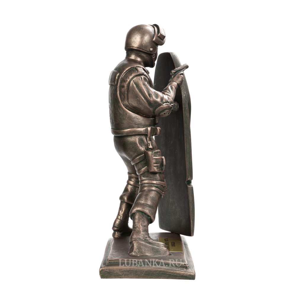 Статуэтка для интерьера «Боец спецназа со щитом на подставке»